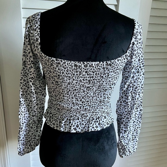 NWT Women's Black and White Floral Smocked Top - Picture 2 of 4